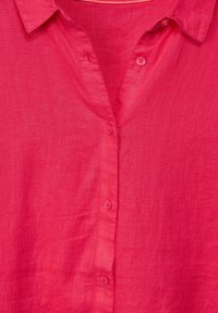 Overhemd met knopen in levendig roze linnen, met kraag, vijf knopen aan de voorkant en een textuur met ademende stof.