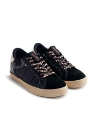 Sneakers neri caratterizzati da una combinazione di pelle opaca e screpolata, dettagli in suede, lacci con stampa leopardata e suola in gomma beige.