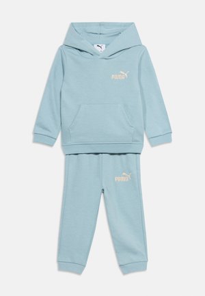 Ανοιχτό μπλε παιδική φόρμα Puma με φούτερ με κουκούλα και ταιριαστό παντελόνι φόρμας, που φέρει λευκό λογότυπο Puma στο στήθος και στο μηρό.