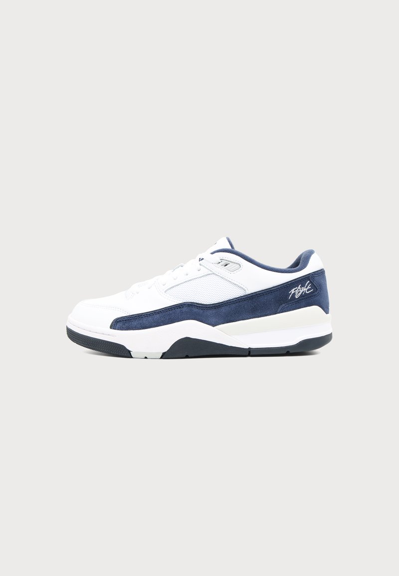Λευκό και ναυτικό μπλε sneaker με κορδόνια, χοντρή σόλα, λεπτομέρειες από δίχτυ και σουέτ, και κείμενο "Flight" στη πλευρική φτέρνα σε απλό φόντο.