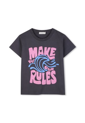 Grijs katoenen T-shirt met korte mouwen, met roze en blauwe grafische tekst "MAKE your OWN RULES" en golfpatroon.