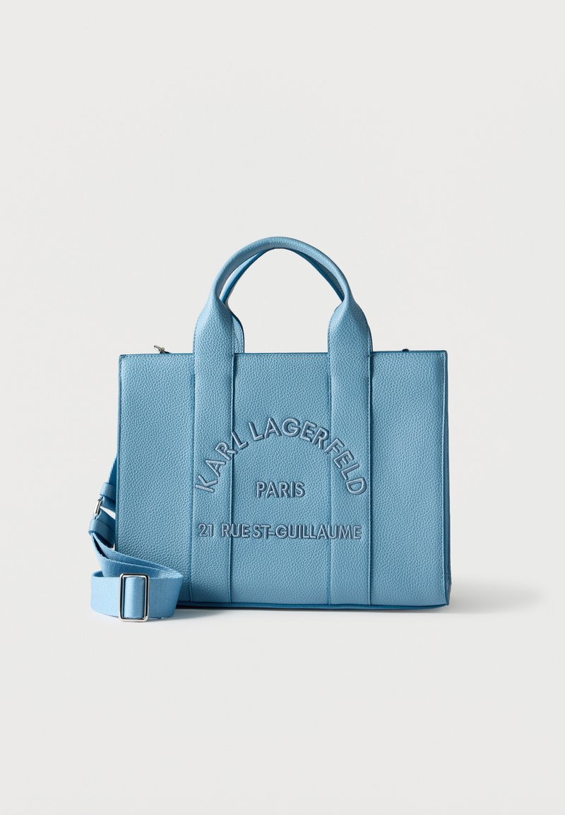 Τσάντα tote από δέρμα με ανάγλυφη υφή σε ανοιχτό γαλάζιο χρώμα, με διπλές λαβές και ρυθμιζόμενο ιμάντα ώμου, με ανάγλυφο κείμενο "Karl Lagerfeld Paris" και διεύθυνση.