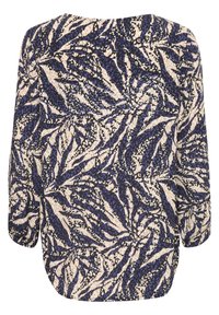 Kwiatowa bluzka o luźnym kroju, z długimi rękawami, okrągłym dekoltem oraz niebiesko-czarnym wzorem liści na lekkim materiale.
