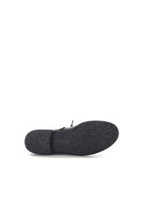 Zapato negro con una suela de goma texturizada, que presenta una punta redondeada y un cordón mínimo. La suela muestra el nombre de la marca "Gabor."