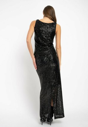 Czarna wieczorowa sukienka z cekinami, dopasowana sylwetka, bez rękawów i z bocznym rozcięciem. Długość do podłogi, gładka tekstura z delikatnym blaskiem.