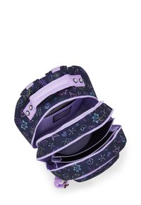 Zaino con motivo floreale in tessuto viola scuro, con accenti viola chiaro, più scomparti con cerniera e una maniglia superiore.