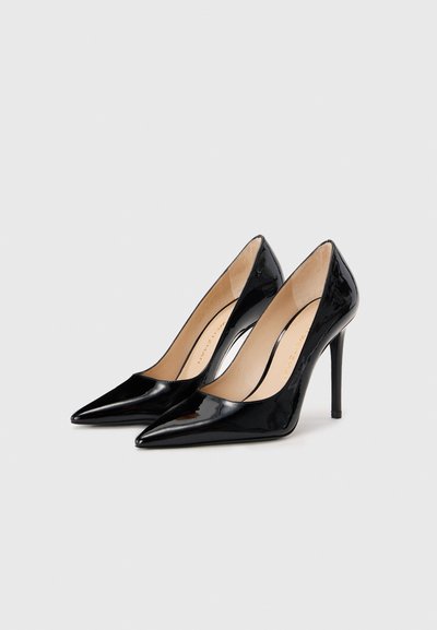 Escarpins en cuir verni noir à talons hauts avec un design à bout pointu et un talon stiletto mince, présentant une texture lisse et des accents minimaux.