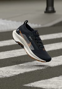 Unausgewählt, off noir/pale ivory/black/monarch