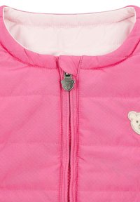 Rosa gepolsterte Weste mit hohem Kragen, Frontreißverschluss mit einem bärenförmigen Zipper und einem gestickten Bären-Patch auf der Brust. Glatte Oberfläche.