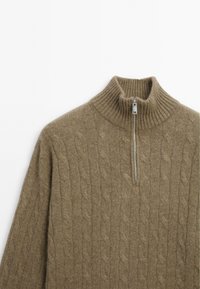 Maglione marrone a maglia con colletto alto a coste e mezza cerniera, caratterizzato da una trama morbida e un motivo dettagliato su tutta la superficie.
