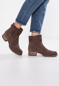 Clarks Korte laarzen - taupe