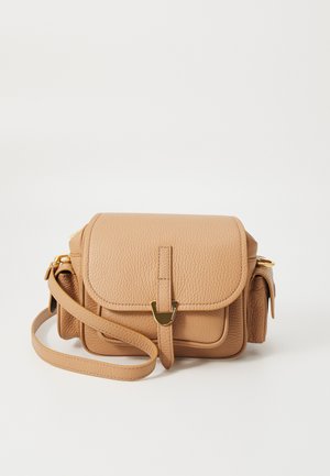 Bolso bandolera de piel granulada color marrón claro con cierre de solapa, bolsillo delantero, bolsillos laterales y correa ajustable con herrajes en tono dorado.