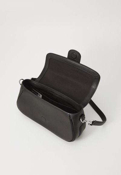 Geantă de umăr din piele neagră, cu formă rotundă, clapeta din față și accesorii din argint. Interiorul este căptușit cu țesătură neagră și include un slot pentru carduri.