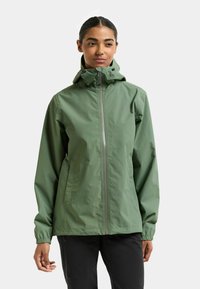 Grüne wasserdichte Jacke mit Reißverschluss vorne, verstellbarer Kapuze und elastischen Bündchen. Leichter Stoff mit glatter Textur und minimaler Markenkennzeichnung.