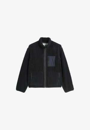 Zwarte fleecejack met volle rits en hoge kraag, twee lagere zakken aan de voorkant en één met rits sluitende borstzak met een contrasterende stofpatch.