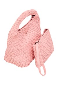 Vävd rosa handväska med ett böjt handtag och texturerad yta, kompletterad med en liten påse med dragkedja och handledsrem.