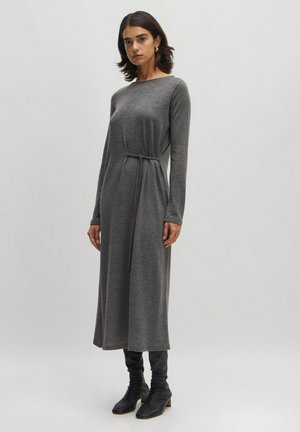 Graues Langarmkleid aus weichem Stoff, mit Rundhalsausschnitt, taillierter Passform mit Bindegürtel und knielanger, A-Linien-Silhouette.