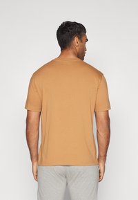 Champion ICONS CREWNECK WITH SMALL LOGO - Nyomott mintás póló - brown