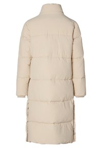 Lys beige quilted jakke med høj krave, elastiske manchetter og sidelommer. Har quiltede sektioner til isolering og en lang model.