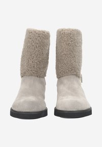 Bottes en daim gris avec un bord en shearling léger et moelleux de couleur gris clair et une semelle en caoutchouc noire. Design simple, sans éléments métalliques ni accents visibles.