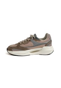 Sneaker marrone e grigio con tomaia in suede testurizzato, pannelli in rete, lacci e una suola bianca spessa con una suola nera.