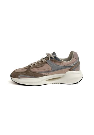 Sneaker marrone e grigio con tomaia in suede testurizzato, pannelli in rete, lacci e una suola bianca spessa con una suola nera.