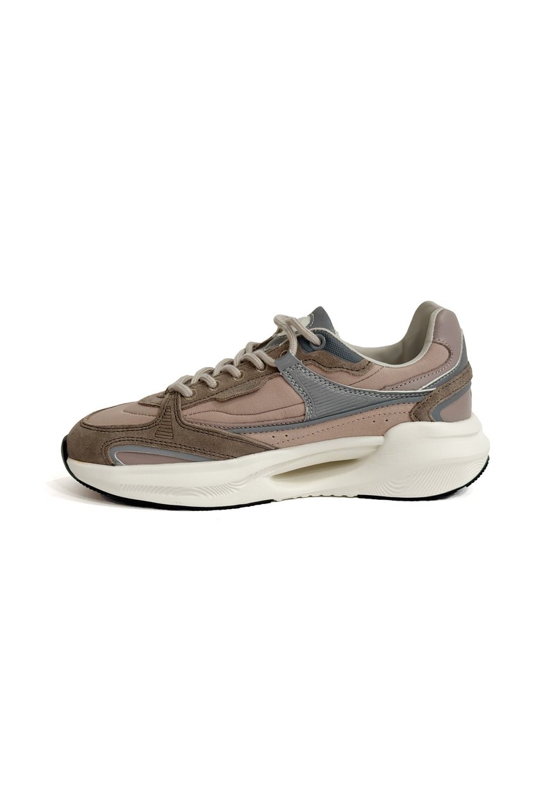 Sneaker marrone e grigio con tomaia in suede testurizzato, pannelli in rete, lacci e una suola bianca spessa con una suola nera.
