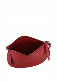 Borsa a spalla in pelle rossa con apertura a zip, forma arrotondata, superficie testurizzata e scomparti interni per l'organizzazione.