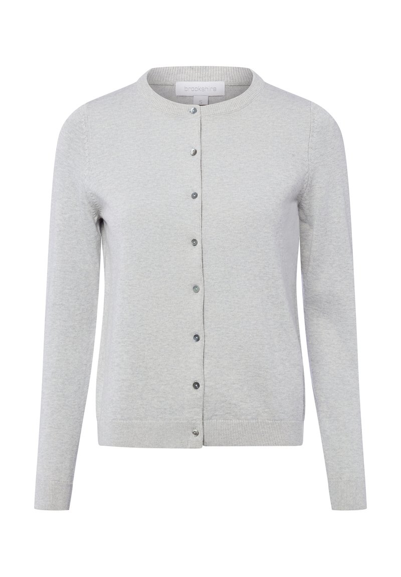 Cardigan gris clair en matière tricotée, avec manches longues, encolure ronde et fermeture à boutons sombres sur le devant.