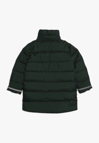Giacca a puffo verde con colletto alto, cuciture orizzontali, maniche corte e dettaglio riflettente sui polsini. Texture morbida e liscia.