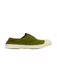 Sneaker in tela verde con punta arrotondata, suola in gomma bianca e tre occhielli per i lacci. Texture liscia con un design classico a basso profilo.