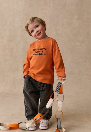 Next, REGULAR FIT - LONG SLEEVE BACK GRAPHIC T-SHIRT - Langarmshirt - orange haloween mummy s little pumpkin slogan