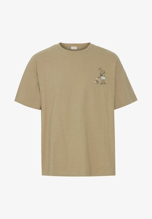T-shirt beige en coton, avec un design à manches courtes et un graphique d'une personne arrosant des fleurs sur la zone de la poitrine gauche.