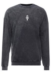 Sudadera de cuello redondo de color gris oscuro, confeccionada en tela suave, con puños y dobladillo acanalados, que presenta un logo en forma de ankh en blanco en el lado izquierdo del pecho.