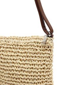 W woven béžová textilní taška se strukturovaným povrchem, s hnědým koženým popruhem a kovovými detaily na straně.