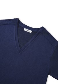 Navyblauwe T-shirt met V-hals, gemaakt van zachte stof, met korte mouwen en een relaxte pasvorm. Het label aan de binnenkant leest "IPEKYOL."