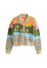 Cardigan tricoté multicolore avec un motif de paysage comprenant des moutons, des fleurs et un soleil. Le col et les boutons beiges améliorent le design.