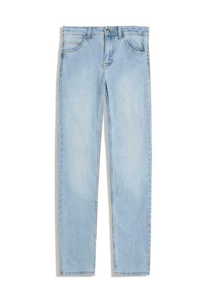 Jean droit en denim bleu clair avec poches avant, passants de ceinture et fermeture par bouton sur fond blanc.