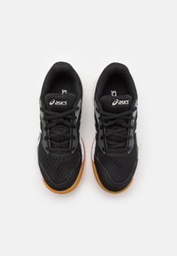 Scarpe sportive nere con tomaia in rete, dettagli testurizzati e suola in gomma naturale; presentano lacci e logo Asics sulla linguetta.