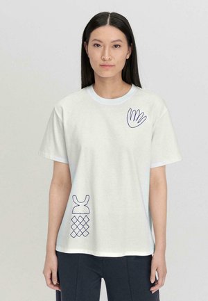 Witte katoenen t-shirt met blauwe geborduurde hand-, vis- en ruitpatroongrafieken. Regular fit met een ronde hals en korte mouwen.
