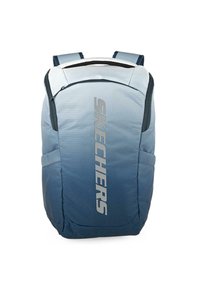 Mochila de tela azul en degradado; presenta el logotipo "SKECHERS" en plata. Incluye correas acolchadas para los hombros y un cierre de cremallera.