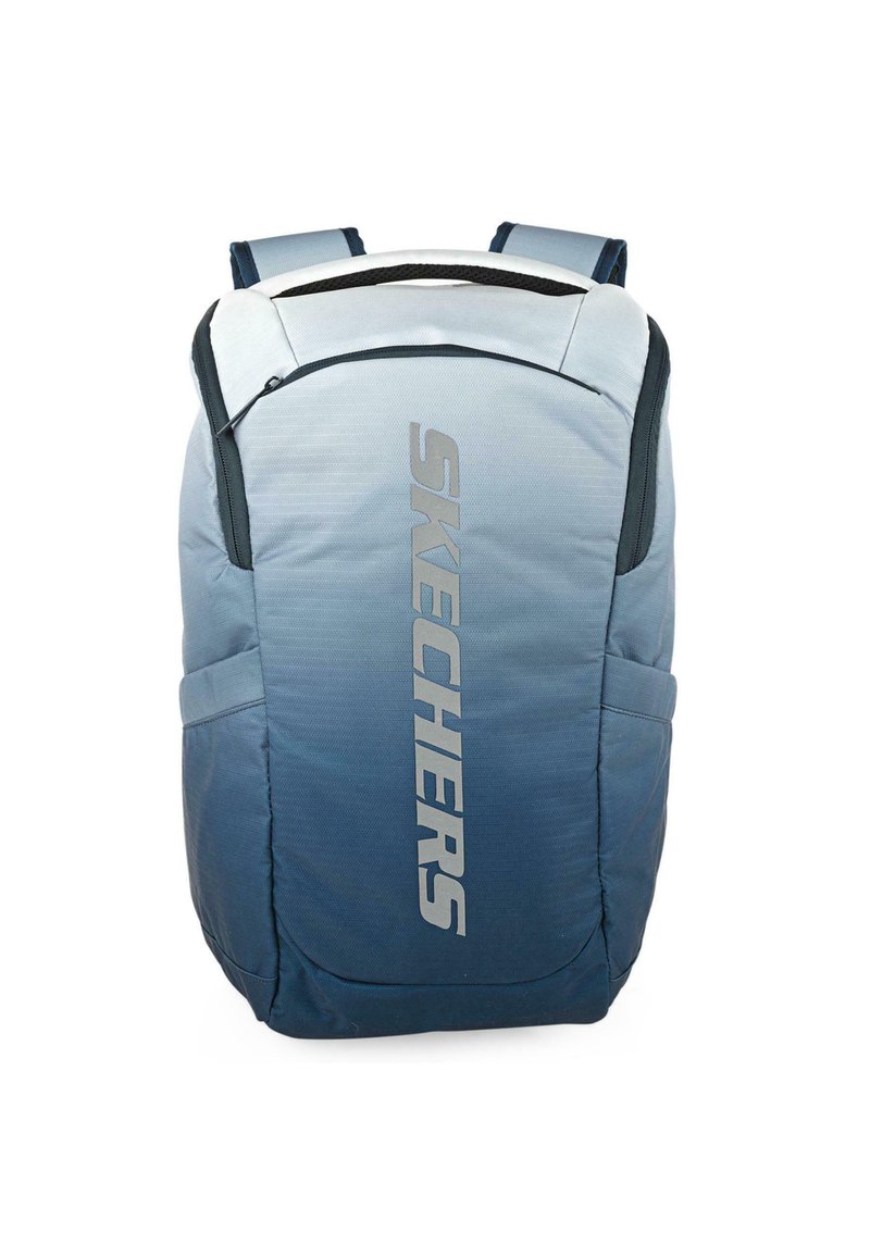 Mochila de tela azul en degradado; presenta el logotipo "SKECHERS" en plata. Incluye correas acolchadas para los hombros y un cierre de cremallera.