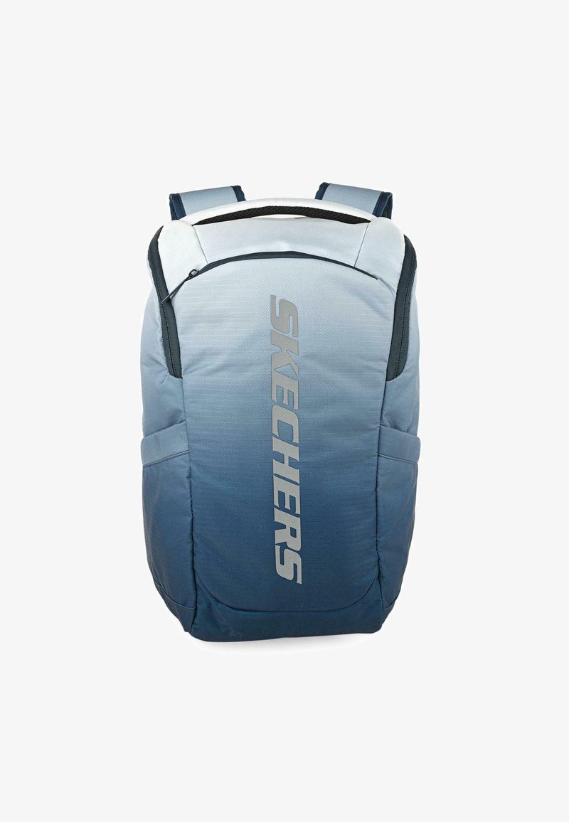 Mochila de tela azul en degradado; presenta el logotipo "SKECHERS" en plata. Incluye correas acolchadas para los hombros y un cierre de cremallera.