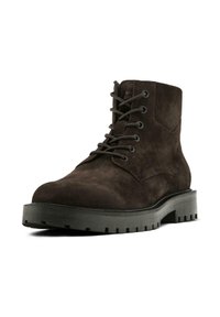 Stivale alla caviglia in suede marrone, con punta arrotondata, suola in gomma nera spessa con battistrada e dettagli in pizzo con occhielli.