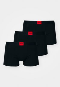 Schwarze Boxershorts im Dreierpack, mit einem roten HUGO-Logo am Bund. Hergestellt aus weichem, dehnbarem Material mit einer figurbetonten Passform.