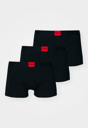 Mustat boxerit kolmessa paketissa, joissa on punainen HUGO-logo vyötäröllä. Valmistettu pehmeästä ja joustavasta materiaalista tiukkamalliseksi muotoiluksi.
