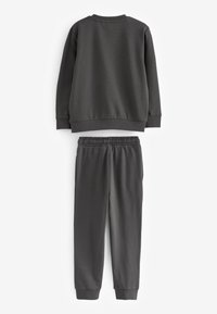 Dunkelgraues Sweatshirt- und Sweatpants-Set. Das Oberteil hat einen Rundhalsausschnitt und gerippte Bündchen; die Hose hat einen elastischen Bund und Bündchen.