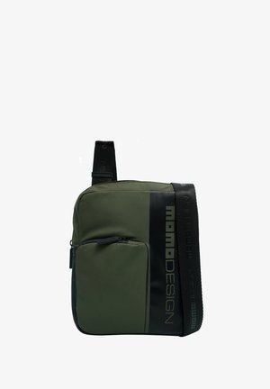 Sac bandoulière vert et noir avec poche avant zippée et bandoulière réglable noire arborant la marque "moiwodesign".