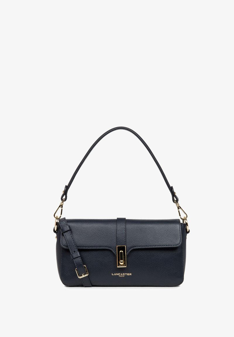 Sac à bandoulière en cuir noir texturé avec rabat, fermoir doré et logo, doté de sangles réglables et amovibles.
