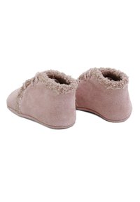 Botines de ante rosa con un borde suave y texturizado, que cuentan con una suela flexible y detalles de costura a lo largo del costado. Diseñados para la comodidad y el calor.